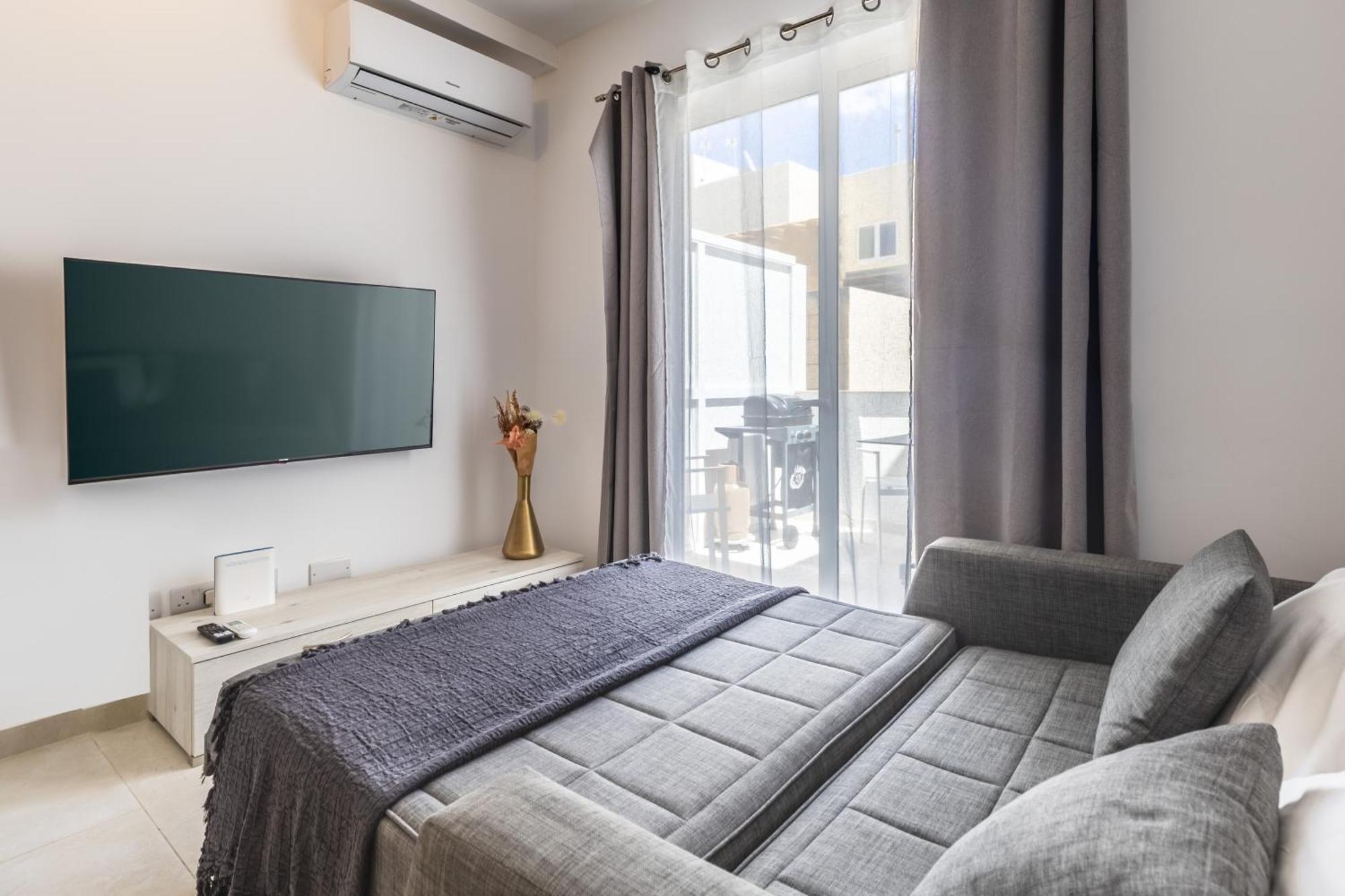 Kunsu'S Apartment 5 Min Walk From St Julians San Gwann Bagian luar foto